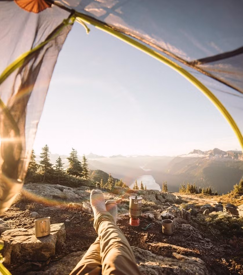 Cảnh hồ Chilliwack ở British Columbia, Canada nhìn qua lều. Ảnh: Rjbruni/Instagram.