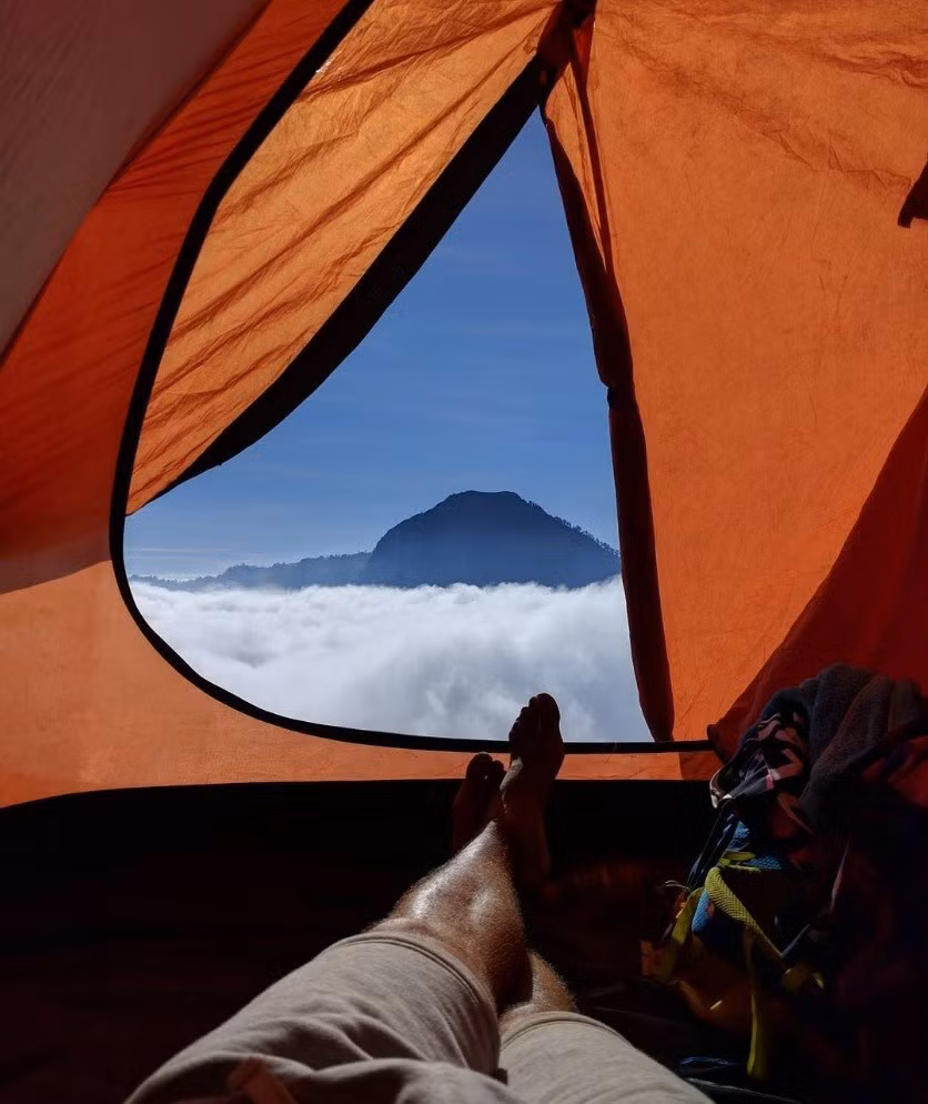 Cắm trại trên cao và nhìn ra núi lửa Rinjani thuộc đảo Lombok, Indonesia qua một chiếc lều nhỏ là điều không kém phần độc đáo và thú vị. Ảnh: Truongx/Instagram.