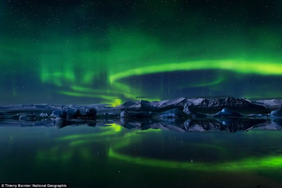 Vùng biển ở Iceland phản chiếu ánh cực quang tuyệt đẹp.