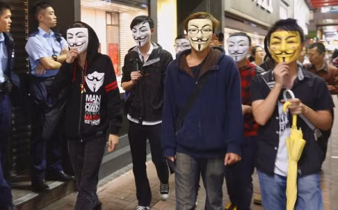 Canh sat Hong Kong va nguoi bieu tinh lai xo xat