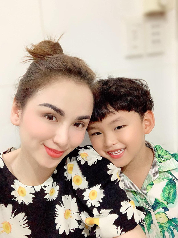 Hiện tại, sau 2 cuộc hôn nhân, cô toại nguyện với những gì đang có. Người đẹp tích cực làm việc để có tiền nuôi con trai nhỏ.