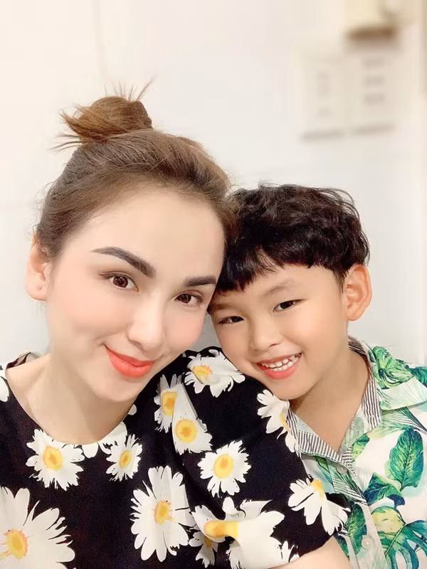 Hiện tại, sau 2 cuộc hôn nhân, cô toại nguyện với những gì đang có. Người đẹp tích cực làm việc để có tiền nuôi con trai nhỏ.