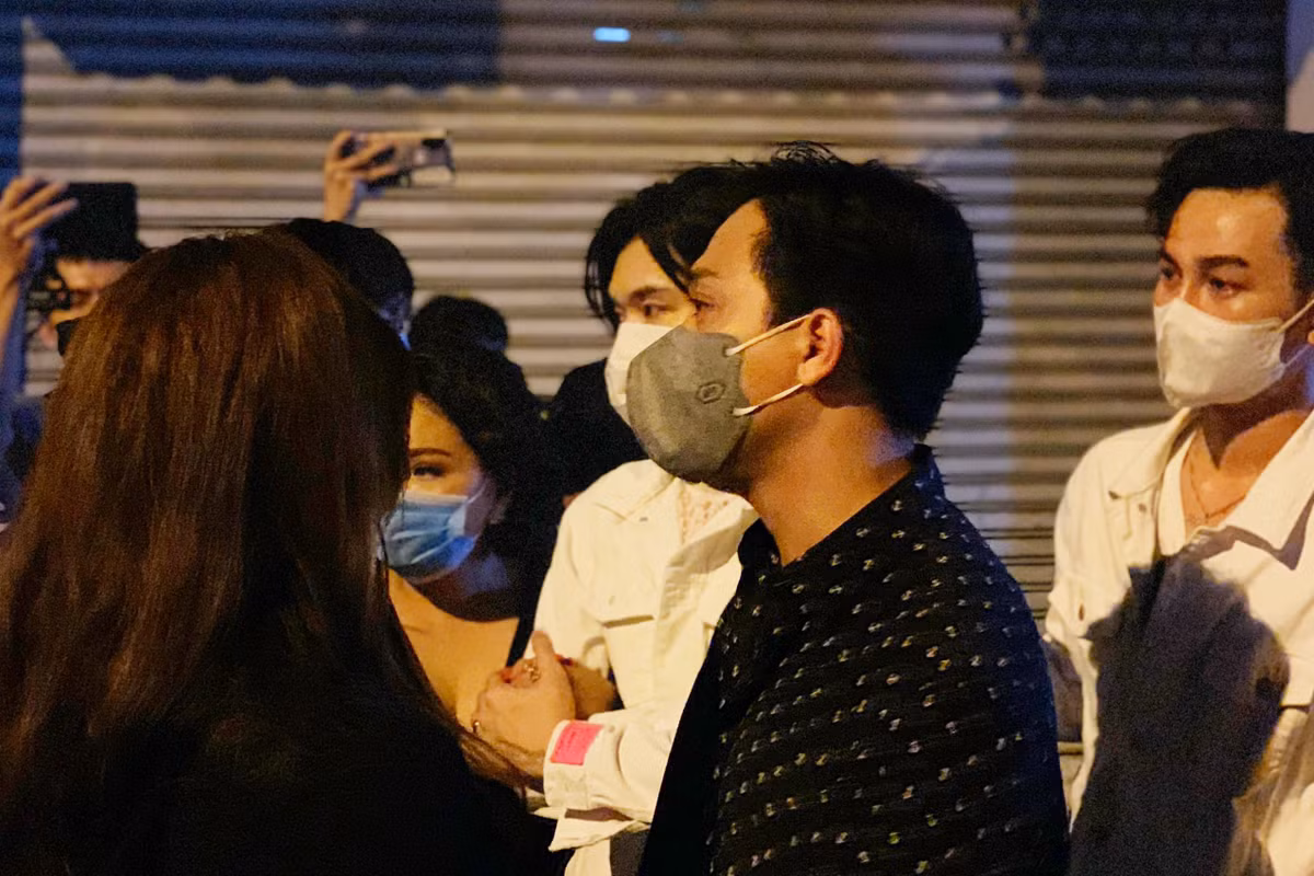 Hoai Linh, Viet Huong dua thi hai nghe si Chi Tai den nha tang le