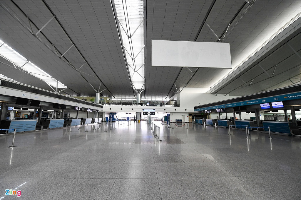 Tại các khu vực quầy check-in nhà ga Tân Sơn Nhất, cả buổi hầu như vắng bóng người. Thỉnh thoảng có sự xuất hiện của một vài lao công lau chùi, dọn dẹp.