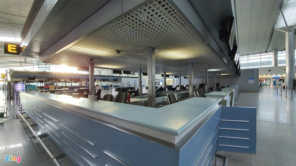 Quầy thông tin sân bay cũng không có nhân viên ngồi làm việc.