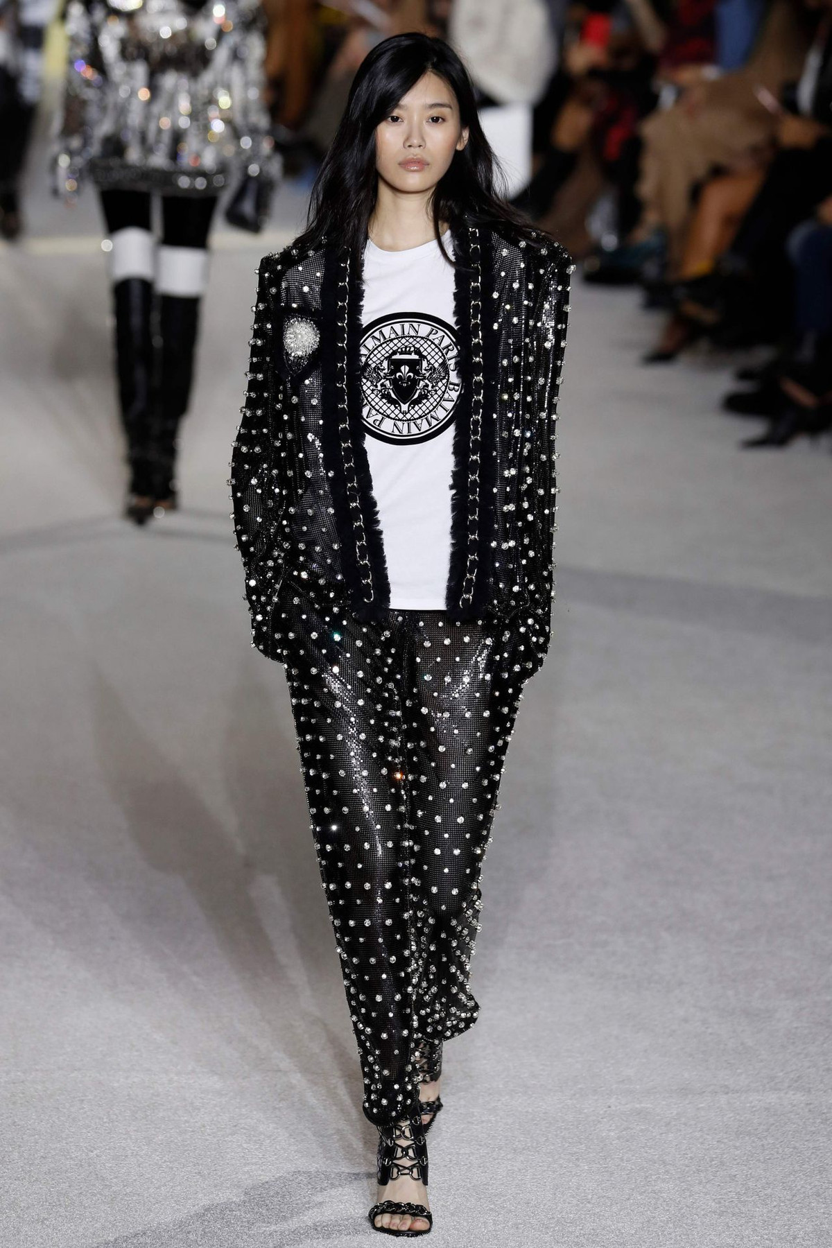 Nguoi mau Trung Quoc phai ban hang online vi Covid-19