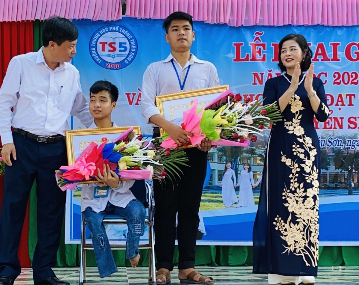 Nam sinh 10 nam cong ban den truong: Neu duoc dac cach, em cung tu choi-Hinh-2