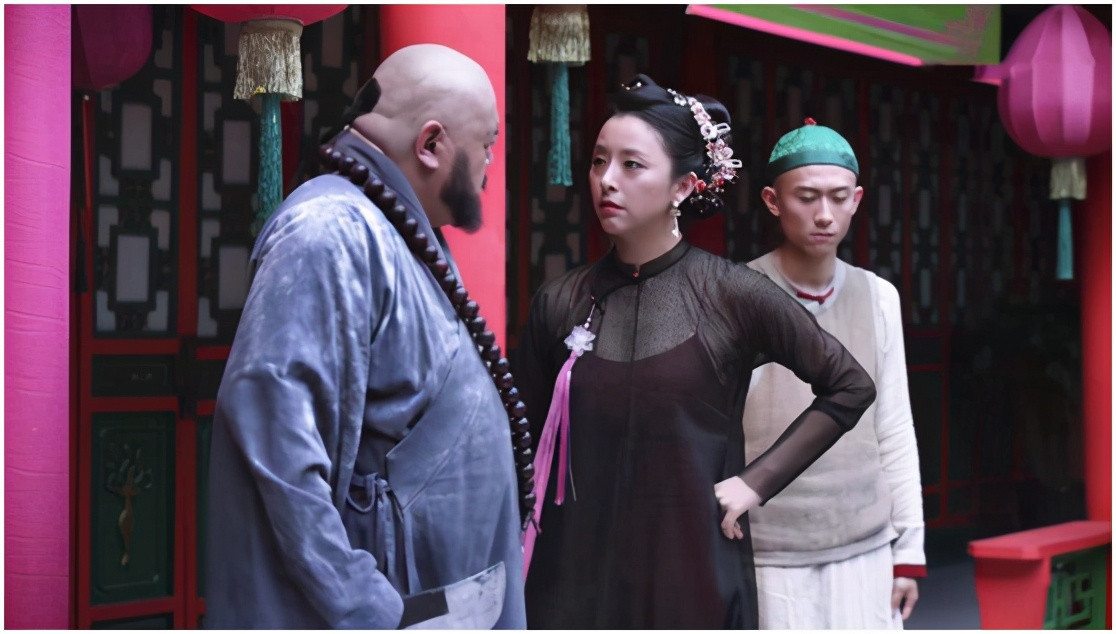 Theo QQ, phiên bản mới có nhiều tình tiết được xây dựng qua loa, đối với khán giả từng theo dõi các phiên bản Lộc Đỉnh ký khác nhau hoặc đọc tiểu thuyết sẽ cảm thấy khó chịu. Mẹ của Vi Tiểu Bảo, Vi Xuân Hoa vốn là tú nương, sống trong nơi buôn phấn bán hoa. Tuy nhiên, bối cảnh của phim là thời nhà Thanh, cách ăn mặc luôn được quy định rõ ràng, dù sống trong nhà thổ, nhân vật cũng phải mặc kín đáo.