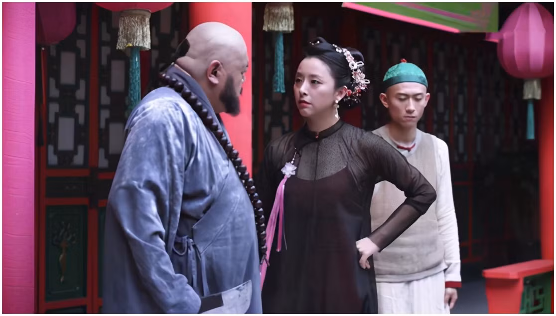 Theo QQ, phiên bản mới có nhiều tình tiết được xây dựng qua loa, đối với khán giả từng theo dõi các phiên bản Lộc Đỉnh ký khác nhau hoặc đọc tiểu thuyết sẽ cảm thấy khó chịu. Mẹ của Vi Tiểu Bảo, Vi Xuân Hoa vốn là tú nương, sống trong nơi buôn phấn bán hoa. Tuy nhiên, bối cảnh của phim là thời nhà Thanh, cách ăn mặc luôn được quy định rõ ràng, dù sống trong nhà thổ, nhân vật cũng phải mặc kín đáo.