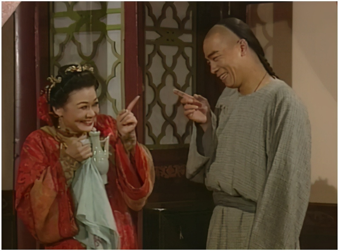 Mẹ của Vi Tiểu Bảo bản mới mặc áo xuyên thấu, hở ngực và lưng, bên trong là chiếc váy hai dây màu đỏ gợi cảm. So sánh với phiên bản của Trần Tiểu Xuân năm 1998, Vi Xuân Hoa vẫn mặc đúng trang phục truyền thống đời Thanh, nhưng tạo điểm nhấn bằng chiếc nơ hoa hồng màu đỏ trên đầu, chỉ một chi tiết nhỏ đã nói rõ thân phận của bà.