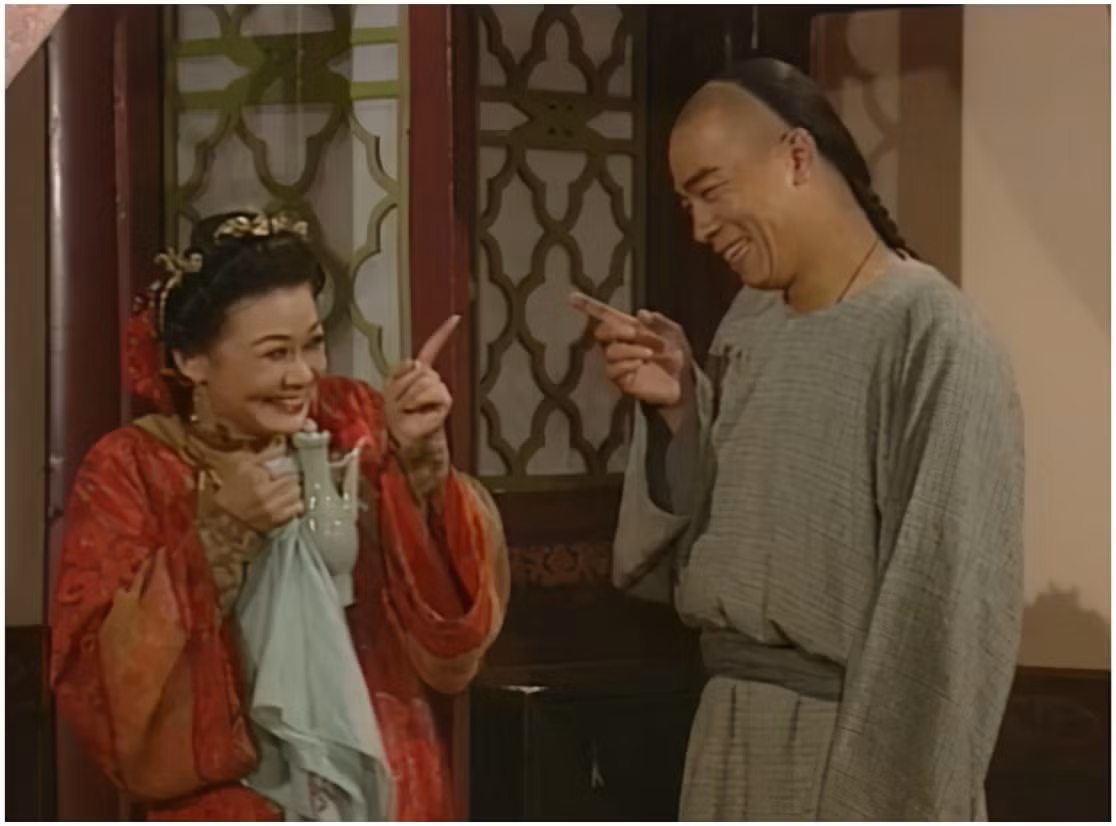 Mẹ của Vi Tiểu Bảo bản mới mặc áo xuyên thấu, hở ngực và lưng, bên trong là chiếc váy hai dây màu đỏ gợi cảm. So sánh với phiên bản của Trần Tiểu Xuân năm 1998, Vi Xuân Hoa vẫn mặc đúng trang phục truyền thống đời Thanh, nhưng tạo điểm nhấn bằng chiếc nơ hoa hồng màu đỏ trên đầu, chỉ một chi tiết nhỏ đã nói rõ thân phận của bà.