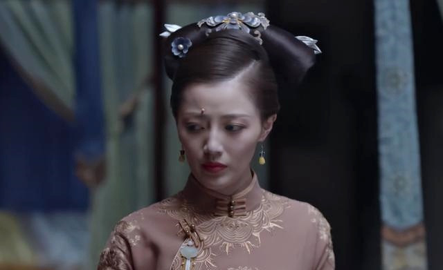 Khó phân biệt đâu là cung nữ và ai là thái hậu bởi trang phục, trang sức không có nhiều sự khác biệt. Chất liệu vải của trang phục trong phim cũng bị đánh giá là nhăn, kém sang. Phụ kiện nhìn thoáng qua cũng biết sử dụng chất liệu bằng nhựa.