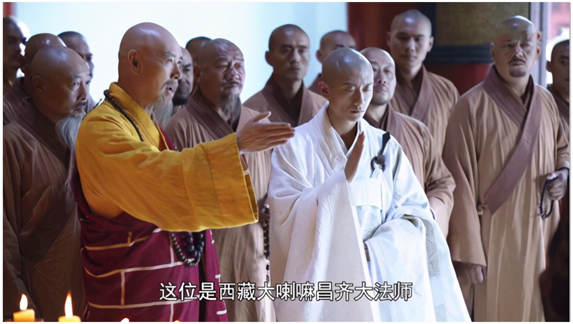 Một lỗi sai về trang phục khác là khi Vi Tiểu Bảo lên Thiếu Lâm tự. Theo QQ, vì để khẳng định vị trí siêu việt của nhân vật nam chính, nhà sản xuất đã để Vi Tiểu Bảo mặc áo cà sa màu trắng. Bộ trang phục này bị ví như áo tắm. Sự cẩu thả của nhân viên phục trang một lần nữa khiến khán giả cảm thấy khó chịu.