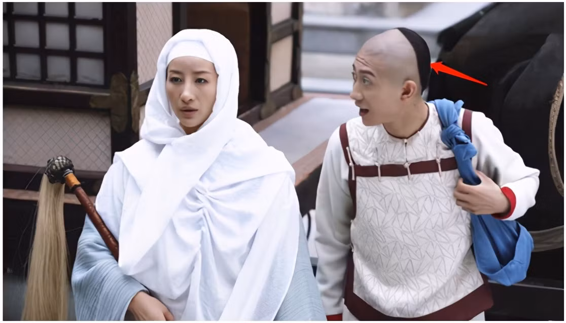 Sau khi lên chùa, Vi Tiểu Bảo bị một vị sư Thái bắt cóc, đưa về Bắc Kinh. Chỉ trong một khoảnh khắc, Trương Nhất Sơn từ đầu trọc đã có mái tóc tết dài phía sau mà nội dung phim không hề giải thích tại sao nhân vật lại mọc tóc nhanh như vậy. QQ so sánh với phiên bản năm 1998, Trần Tiểu Xuân đã đề cập đến việc khi đổi trang phục phải mua mái tóc giả để đội. Lời thoại ít nhưng cho thấy sự tiến triển logic của nội dung phim.