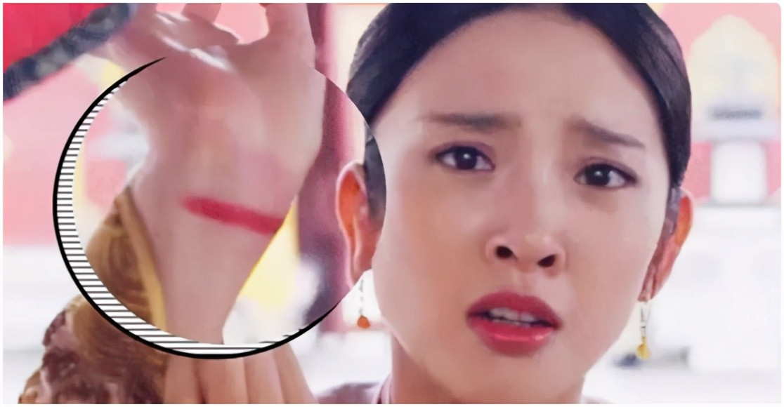 Một cảnh khác, Kiến Ninh bị thương ở tay nhưng khán giả thấy rõ là vết son đỏ bôi lên. Trong cung nhà Thanh nhưng nàng công chúa này lại thường xuyên đi giày bệt thay vì giày "Hoa bồn để" đặc trưng.