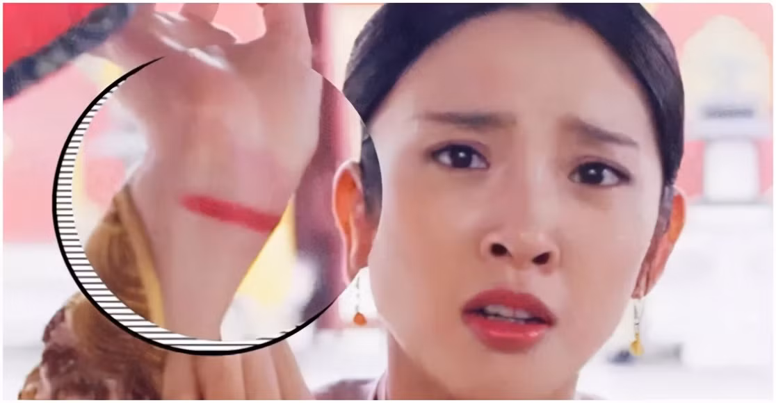 Một cảnh khác, Kiến Ninh bị thương ở tay nhưng khán giả thấy rõ là vết son đỏ bôi lên. Trong cung nhà Thanh nhưng nàng công chúa này lại thường xuyên đi giày bệt thay vì giày "Hoa bồn để" đặc trưng.