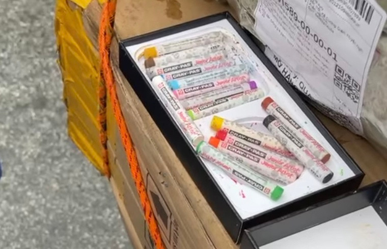 Bo 61 trieu dong mua iPhone 12 Pro Max, nhan duoc but chi mau