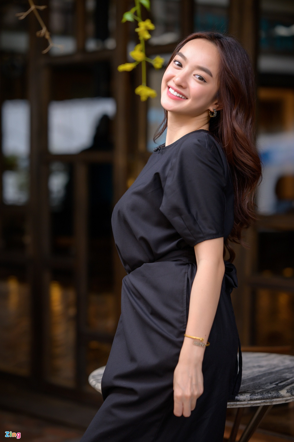 Ở tuổi 21, nhan sắc Kaity Nguyễn được nhận xét tràn đầy sức sống. Cô nổi bật nhờ gương mặt sáng, làn da mịn màng, vầng trán rộng và đôi mắt to tròn. Cô khẳng định không đụng tới dao kéo bởi luôn cảm thấy yêu vẻ đẹp của mình. "Ba mẹ tôi dữ lắm. Họ sẽ không cho phép tôi phẫu thuật thẩm mỹ đâu. Tôi cảm thấy may mắn khi ba mẹ đều đẹp, nên tôi được thừa hưởng nét đẹp của cả hai", cô nói.