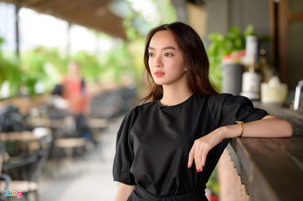 Không chỉ dừng lại với nghề diễn, Kaity Nguyễn còn đặt mục tiêu trở thành nhà sản xuất ở tuổi 25. Chia sẻ với Zing, cô nói: "Có thể lúc đó tôi chưa xuất sắc nhưng tôi vẫn muốn làm một tác phẩm của riêng mình, để hiểu sức mình đến đâu, cần làm gì".