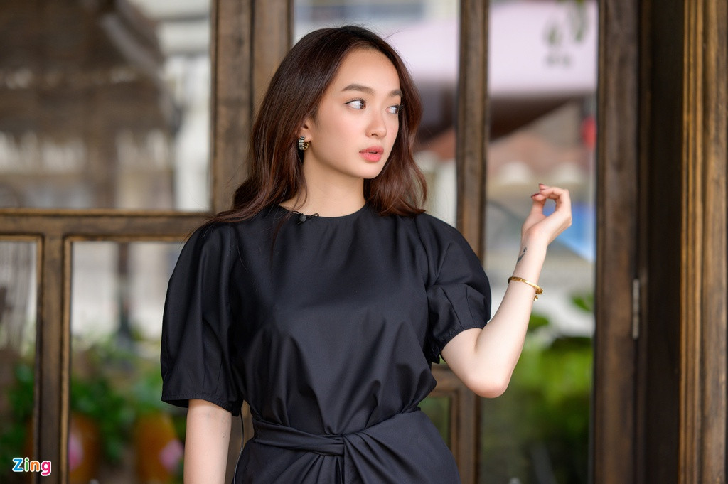 Diễn viên Kaity Nguyễn thú nhận điều khiến cô không hài lòng nhất ở gương mặt mình là đôi mắt bị cận 7 độ. Cũng vì cận nặng nên nữ diễn viên bị khó chịu khi phải đeo lens mỗi khi quay phim hoặc tham gia các chương trình.