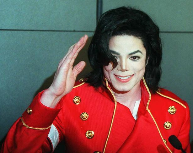 Theo PartyCasino, nghệ sĩ kiếm được tiền nhiều nhất dù đã qua đời là Michael Jackson. 11 năm sau ngày mất, tài sản của ông vẫn thu về trung bình 3.796.725 bảng mỗi tháng (khoảng 5 triệu USD). Số tiền này được cho là thuộc về ba người con của "ông hoàng nhạc pop" là Paris, Michael Joseph Junior và Prince. Ảnh: Getty.