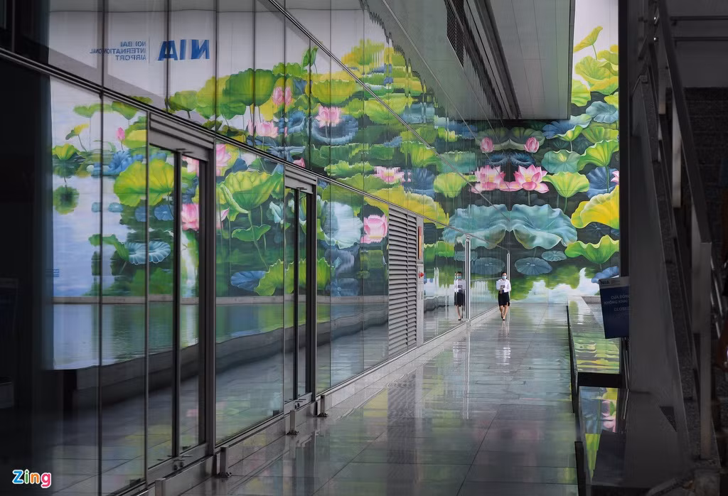 Làn đường của xe taxi đón khách tại ga quốc tế đến đã bị đóng. Xe buýt cũng ít khi dừng đỗ tại đây. Bên hông nhà ga, thỉnh thoảng mới có nhân viên đi lại.