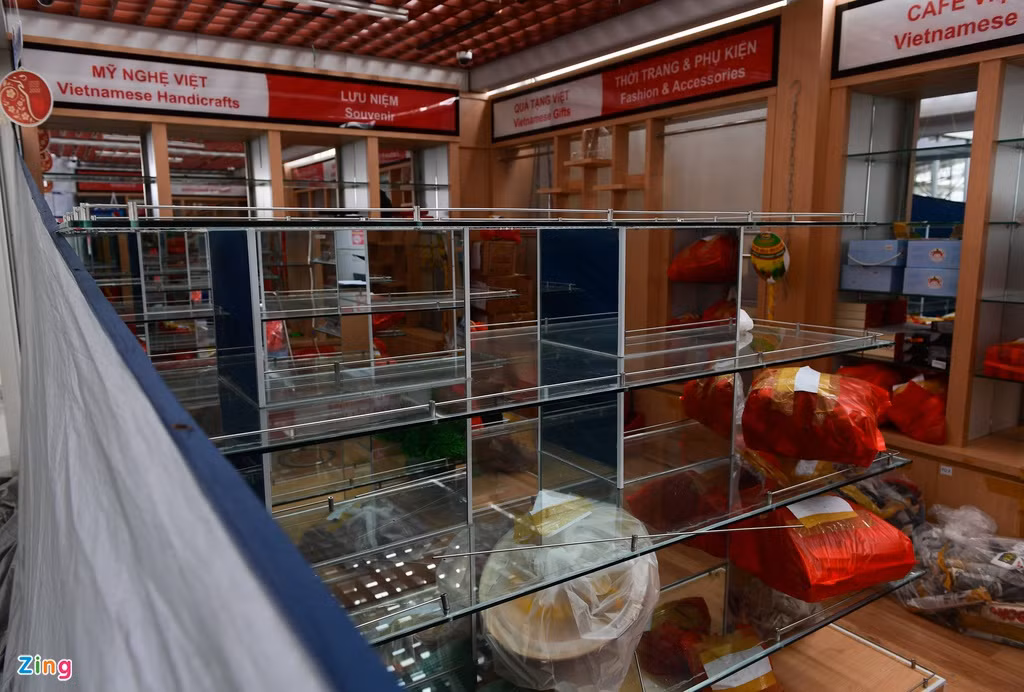 Tất cả nhà hàng tại nhà ga T2 đã đóng cửa, được phủ bạt, lưới để bảo vệ. Bên trong, đồ ăn, hàng hoá đã được dọn đi.