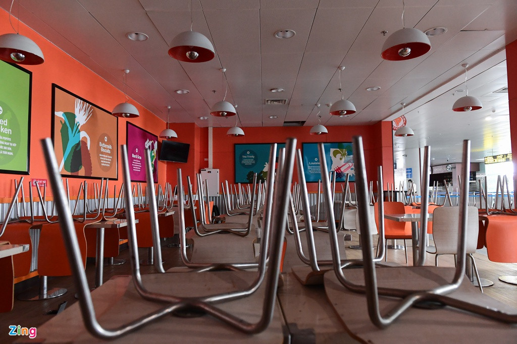 Những nhà hàng vốn tấp nập du khách quốc tế nay lâm vào cảnh vắng lặng, mặt bàn phủ bụi do lâu ngày không được lau chùi.