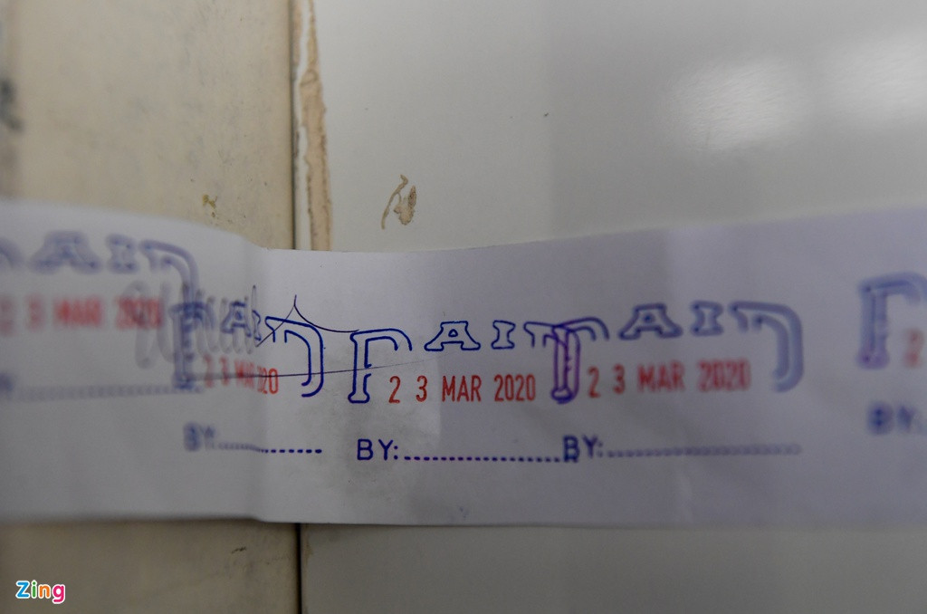 Có hàng vẫn còn giấy niêm phong từ tháng 3, thời điểm tạm ngưng khai thác đường bay quốc tế do dịch Covid-19.