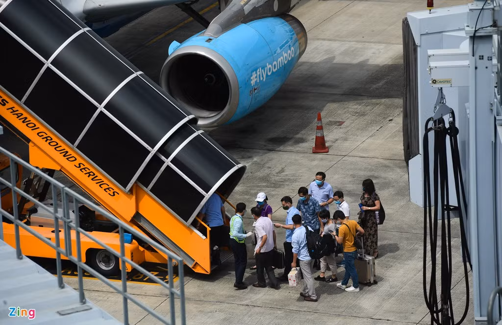 Một chuyến bay nội địa đón khách tại khu vực nhà ga quốc tế do tại đây nhiều vị trí đáp máy bay còn trống.