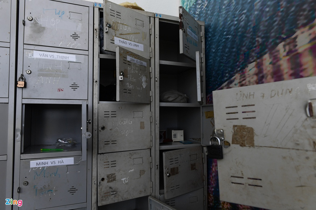 Những hộc tủ để đồ của nhân viên ngổn ngang vì lâu không có người sử dụng. Một vài thùng rác còn sót lại chưa được dọn, lâu ngày bốc mùi hôi.