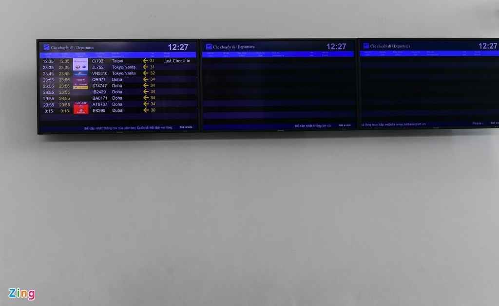 3 màn hình được lắp đặt để hiển thị chuyến bay chưa dùng hết. Các chuyến ngày 6/10 tập trung vào nửa đêm.
