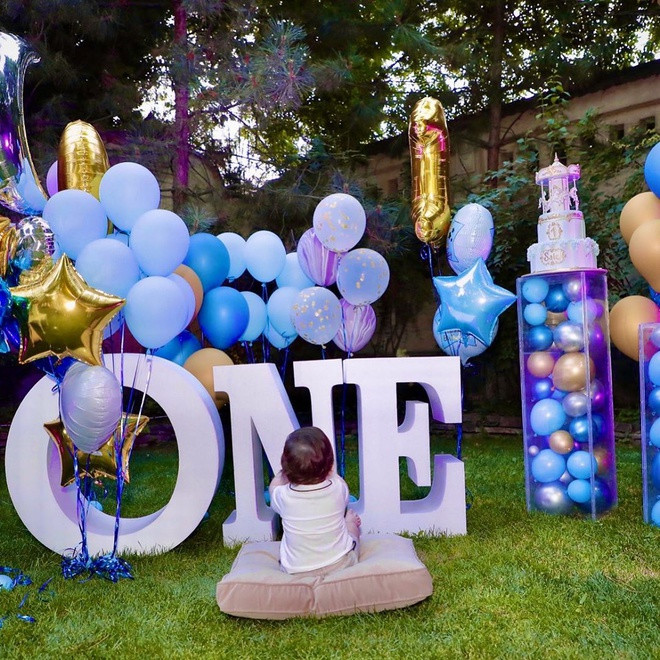 Madina chưa từng khoe ảnh rõ mặt con trai một tuổi. Trước sự tò mò của nhiều người, cô cho biết muốn giữ sự riêng tư cho con cũng như tổ ấm nhỏ của mình.