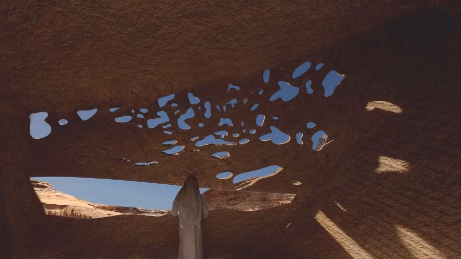 Thiết kế để tôn vinh cách tận dụng ánh sáng và bóng tối trong kiến trúc của người Nabote cổ. Một phần lớn của khu nghỉ dưỡng sẽ nằm hoàn toàn trong bờ các đá. Đặc biệt Sharaan được thiết kế để tận dụng ánh sáng tự nhiên để tạo hiệu ứng độc lạ cho công trình.