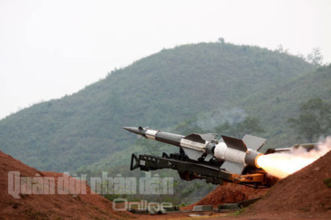 Đạn tên lửa hệ thống S-125-2TM phun lửa rời bệ phóng tìm diệt mục tiêu bay.