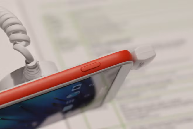 Khi chụp ảnh dưới nước, phải dùng phím camera nằm ở cạnh phải vì màn hình cảm ứng không hoạt động. Microphone hỗ trợ thu tiếng khi quay video được đặt cạnh camera.