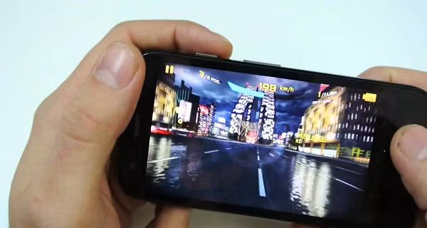 Máy có thể đáp ứng các nhu cầu cơ bản như lướt web, chạy ứng dụng, xem phim… Điểm còn hạn chế so với các dòng smartphone có cấu hình mạnh hơn là Moto G kém trơn tru khi chạy game có đồ họa phức tạp.