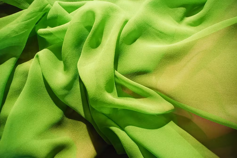 Đặc biệt, loại vải bông rất nhạy cảm với nhiệt độ, chỉ dùng chế độ gió, khô tự nhiên, việc để hơi nóng trực tiếp tác động sẽ là một "đòn chí mạng". "Khó tính" như vải lanh, lụa... sẽ bị rút sợi khi gặp nhiệt máy sấy, tạo nếp nhăn "khó đỡ" cho quần áo.