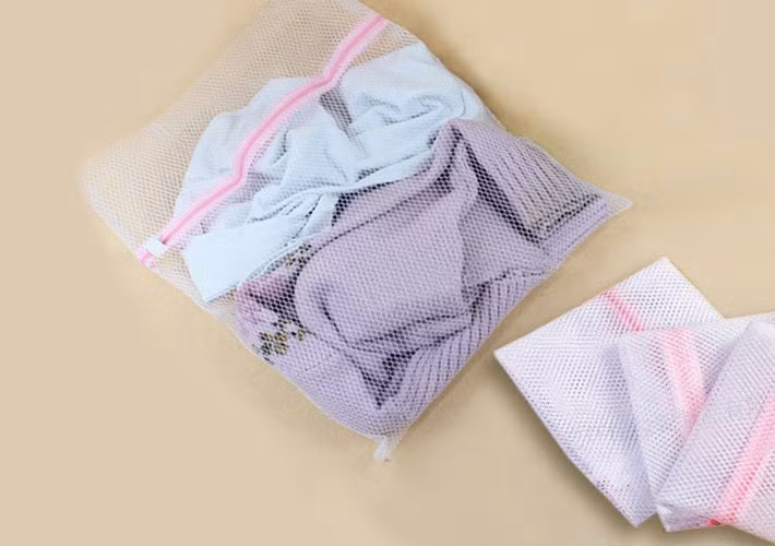 Đặc biệt tránh “om” đồ nội y 1-2 ngày mà bạn cần giặt chúng ngay, nếu không vi khuẩn, nấm mốc sẽ có điều kiện phát triển, tàn phá đồ và âm thầm gây bệnh cho bạn.