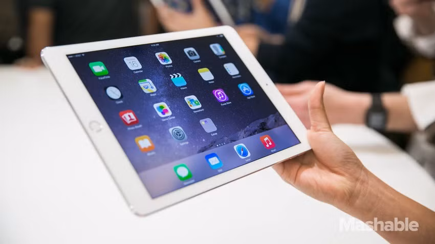 2. Hiển thị: Không thay đổi kích thước so với iPad Air (màn hình 9,7 inch độ phân giải 2048 x 1536), tuy nhiên, Air 2 lớp phủ chống phản chiếu mới, làm giảm phản xạ khỏi màn hình.