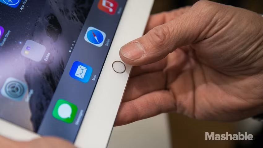 Ngoài việc thay đổi về trọng lượng, độ dày/ mỏng, điểm đáng chú ý khác là sự bổ sung Touch ID trên nút Home. iPad Air 2 là máy tính bảng đầu tiên trang bị Touch ID, điều mà iPad Air đời đầu không có.