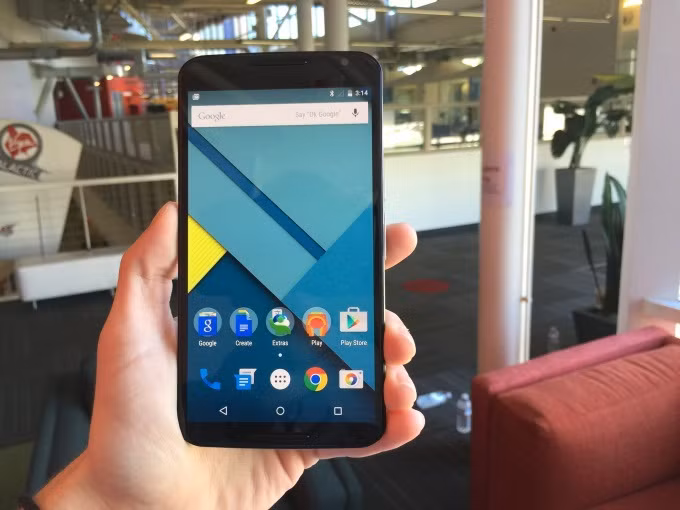 Nexus của năm nay là smartphone lớn nhất trong gia đình Nexus. Cái bắt tay giữa Google và Motorola đã tạo ra một phablet thiết kế thể thao, ấn tượng, với màn hình lớn 6-inch, độ phân giải 1440 x 2560 pixel.