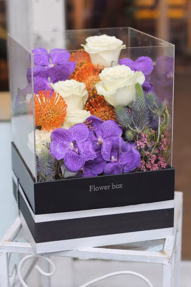 Sản phẩm hoa hồng hộp quà cũng không dành cho khách hàng bình dân vì có giá hơn 1,5 triệu đồng/hộp. Đại diện cửa hàng cho biết, đây là sản phẩm cao cấp và cũng ra mắt lần đầu tiên trong dịp 20/10 năm nay.