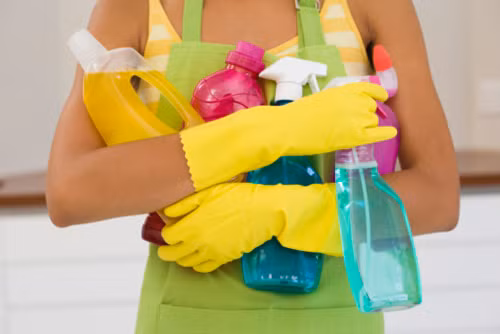 2. Lạm dụng chất tẩy trắng: Các chất tẩy đi kèm với nhược điểm khiến sợi vải nhanh mủn, hoặc có thể gây loang màu nếu bạn dùng quá nhiều. Ngoài ra, hóa chất có thể khiến một số da nhạy cảm bị dị ứng, mẩn đỏ khi tiếp xúc. Bạn nên dùng các mẹo tự nhiên để tẩy các chất bẩn hữu cơ trên quần áo.