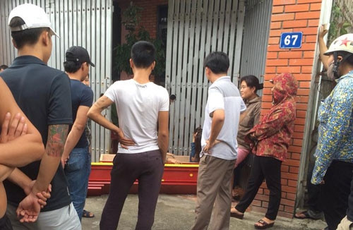 Phản ứng với nhóm người mang quan tài đến nhà, người nhà ông Hòa lấy xăng tạt ra ngoài cổng, gây náo loạn cả khu phố. Ngay sau đó, công an phường Cửa Nam lập tức đến hiện trường bảo đảm trật tự, yêu cầu mọi người giải tán và mang quan tài về nhà.