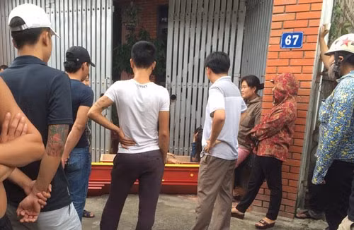 Phản ứng với nhóm người mang quan tài đến nhà, người nhà ông Hòa lấy xăng tạt ra ngoài cổng, gây náo loạn cả khu phố. Ngay sau đó, công an phường Cửa Nam lập tức đến hiện trường bảo đảm trật tự, yêu cầu mọi người giải tán và mang quan tài về nhà.