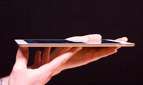 iPad Air 2 là máy tính bảng mỏng nhất thế giới: Để đạt được thiết kế 6,1 mm, Apple đã loại bỏ một số thành phần không cần thiết trên máy (như phím tắt tiếng), màn hình hiển thị thay vì bao gồm ba phần riêng biệt, giờ ép lại với nhau một cách chắc chắn.
