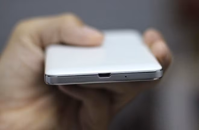 Grand Prime mang dáng vẻ hiện đại nhờ viền giả kim loại sáng bóng. Thiết bị mang lại có thể cầm gọn gàng trong tay và khá thoải mái khi sử dụng.