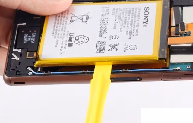 4. Pin: Pin của Z3 là 3100 mAh, giảm so với pin của Z2 (32mAh). Tuy nhiên, Sony cho biết với dung lượng này, Z3 vẫn đảm bảo hoạt động trơn tru trong 2 ngày, khi sạc đầy. Ngoài ra, máy có bộ xử lý Snapdragon 801 phiên bản mới, giúp quản lý năng lượng hiệu quả.