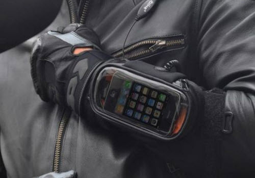 Ngoài ra, khách hàng có thể mua được găng đeo tay có gắn hộp đựng điện thoại, chống nước và bụi. Lớp vỏ nhựa của phụ kiện này không làm giảm hiệu quả nhận cuộc gọi và định vị GPS.